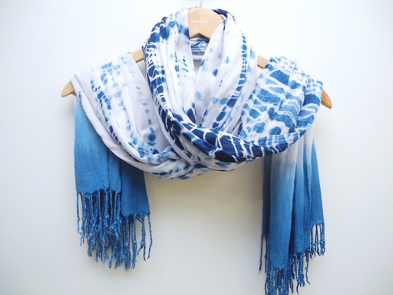 Natural handmade blue dyed gradient wide scarf - ผ้าพันคอถัก - ผ้าฝ้าย/ผ้าลินิน สีน้ำเงิน