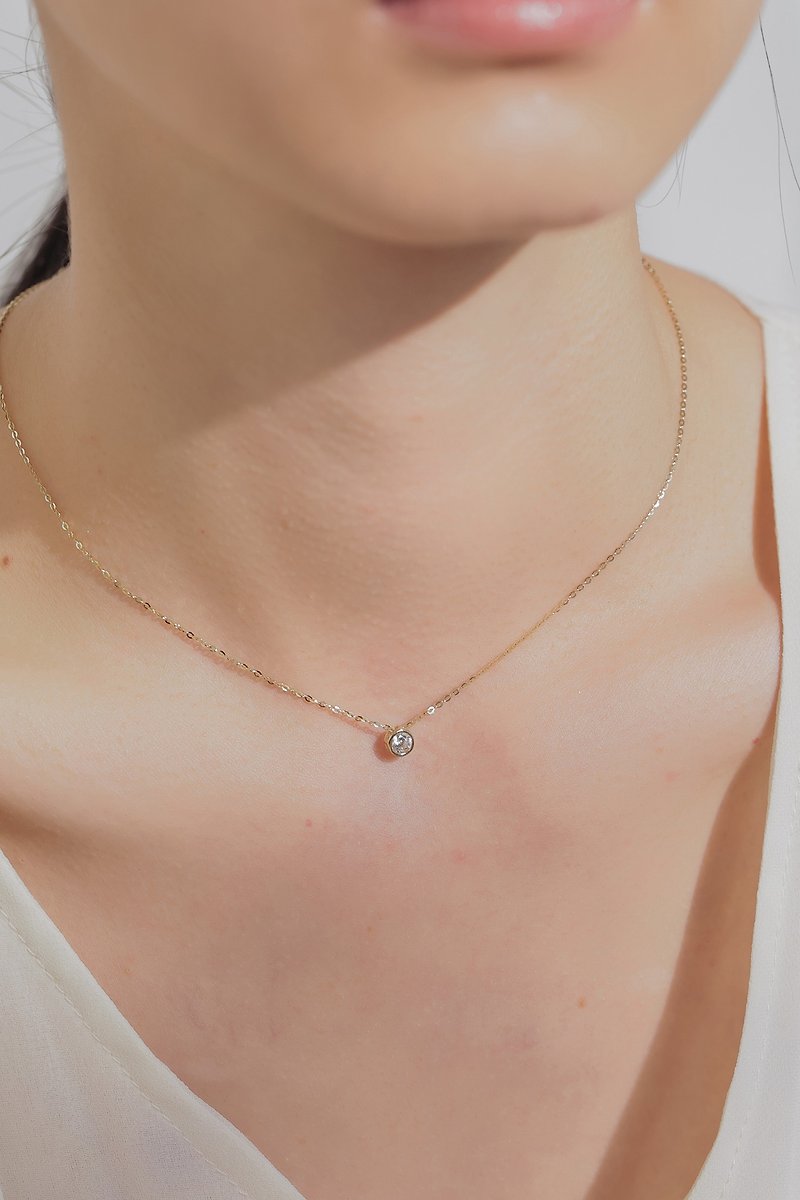 14K Gold. simple round diamond necklace