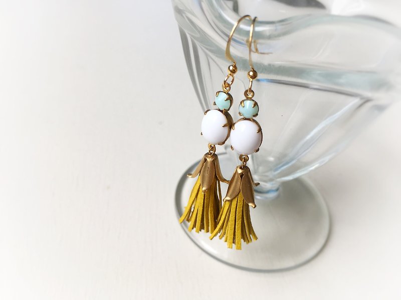Vintage Czech grass and French goat leather mini tassel earrings - ต่างหู - แก้ว สีเหลือง
