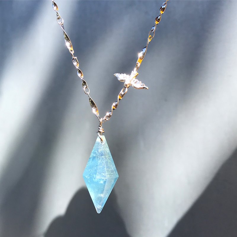 Lost and find】 【natural stone Aquamarine birds Lingshi necklace - สร้อยคอ - เครื่องเพชรพลอย สีน้ำเงิน