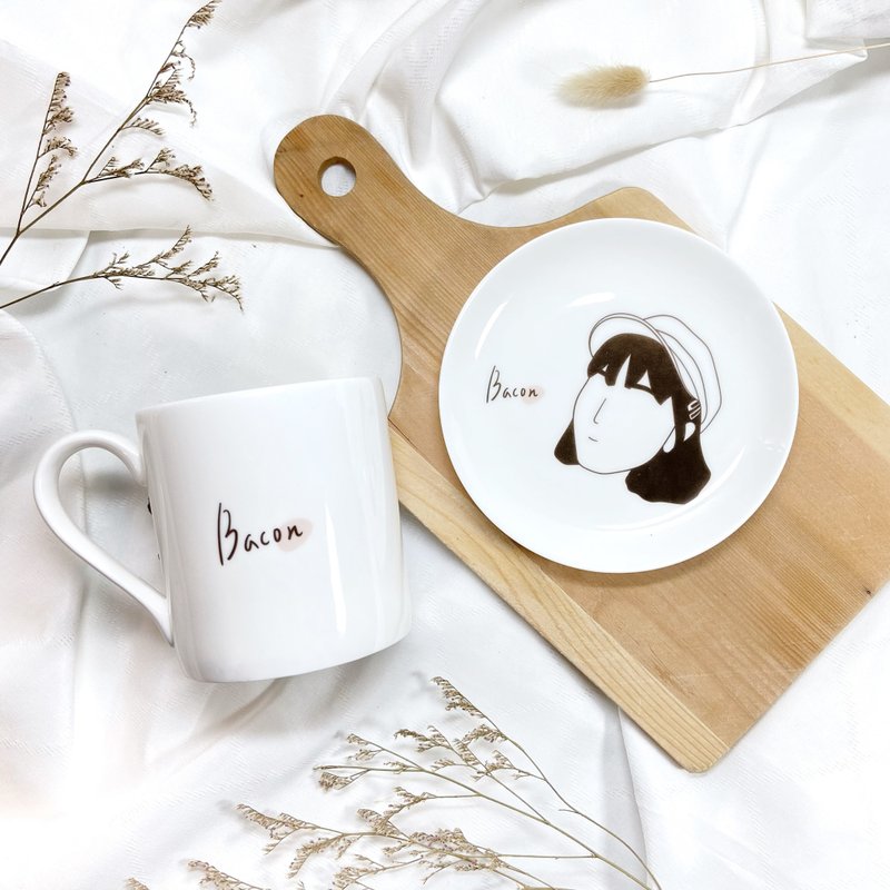 【Customized Gift】Customized hand-painted portrait + hand-written name plate and mug set - Plates & Trays - Porcelain White