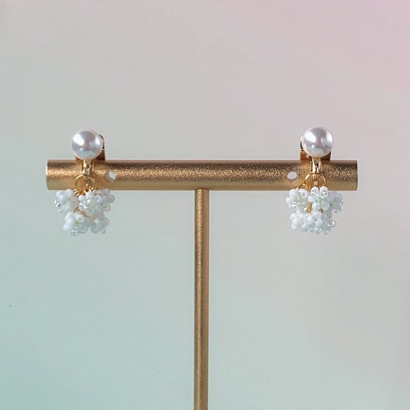 一粒パールとシロツメクサのブーケイヤリング (小)【金具 ゴールド】 - 耳環/耳夾/耳骨夾 - 其他金屬 金色