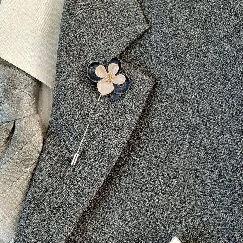 Men's lapel pin flower orchid , Fathers day gift for him Leather boutonniere - 胸針 - 真皮 多色