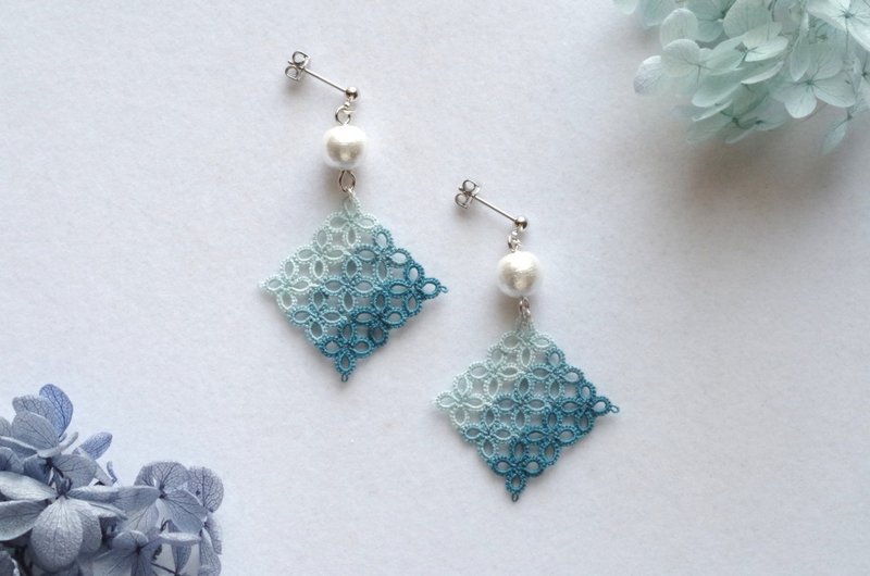 Square motif tatting lace and cotton pearl earrings - Hydrangea - ต่างหู - ผ้าฝ้าย/ผ้าลินิน สีน้ำเงิน