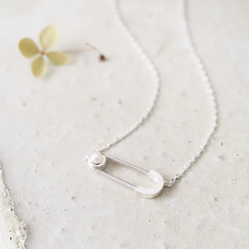 Pearl Safety Pin Necklace Necklace Silver925 - สร้อยคอ - โลหะ สีเงิน