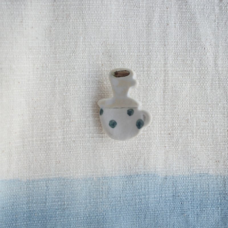 Coffee dripper brooch / handmade ceramic - 胸針 - 陶 白色