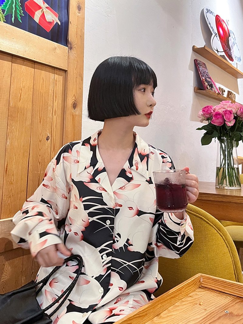 原創設計赤目菟兔子滿版印花復古尖領長袖寬松襯衫 - 女襯衫 - 聚酯纖維 多色