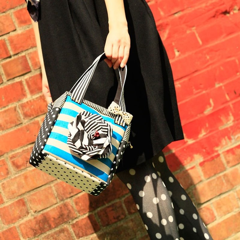 cube handbag Femme Fatale with black&white corsage Blue dots borders - กระเป๋าแมสเซนเจอร์ - ผ้าฝ้าย/ผ้าลินิน สีน้ำเงิน