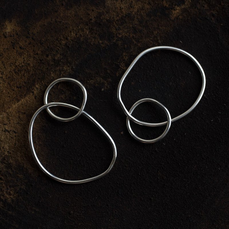 Irregular Silver hoop earrings-can be used as clip-on earrings - ต่างหู - เงิน สีเทา