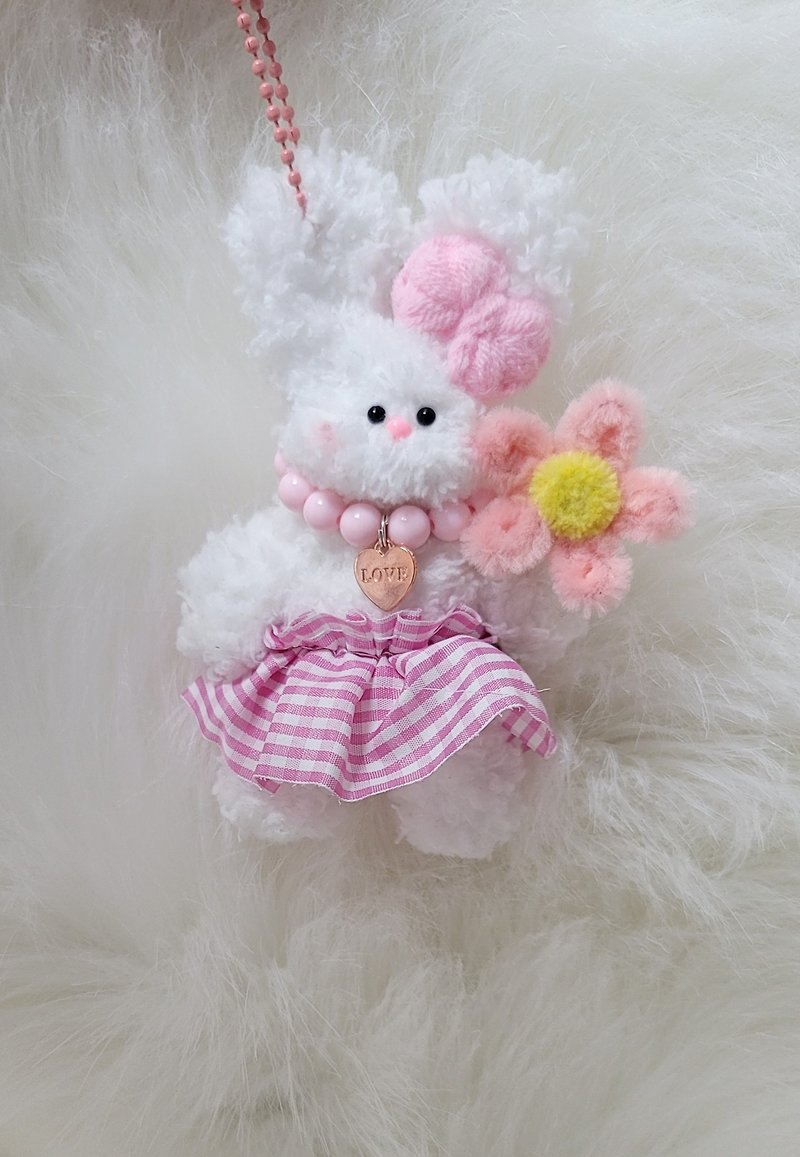 (Handmade) A cute rabbit keyring holding a flower - 鑰匙圈/鎖匙扣 - 其他材質 白色