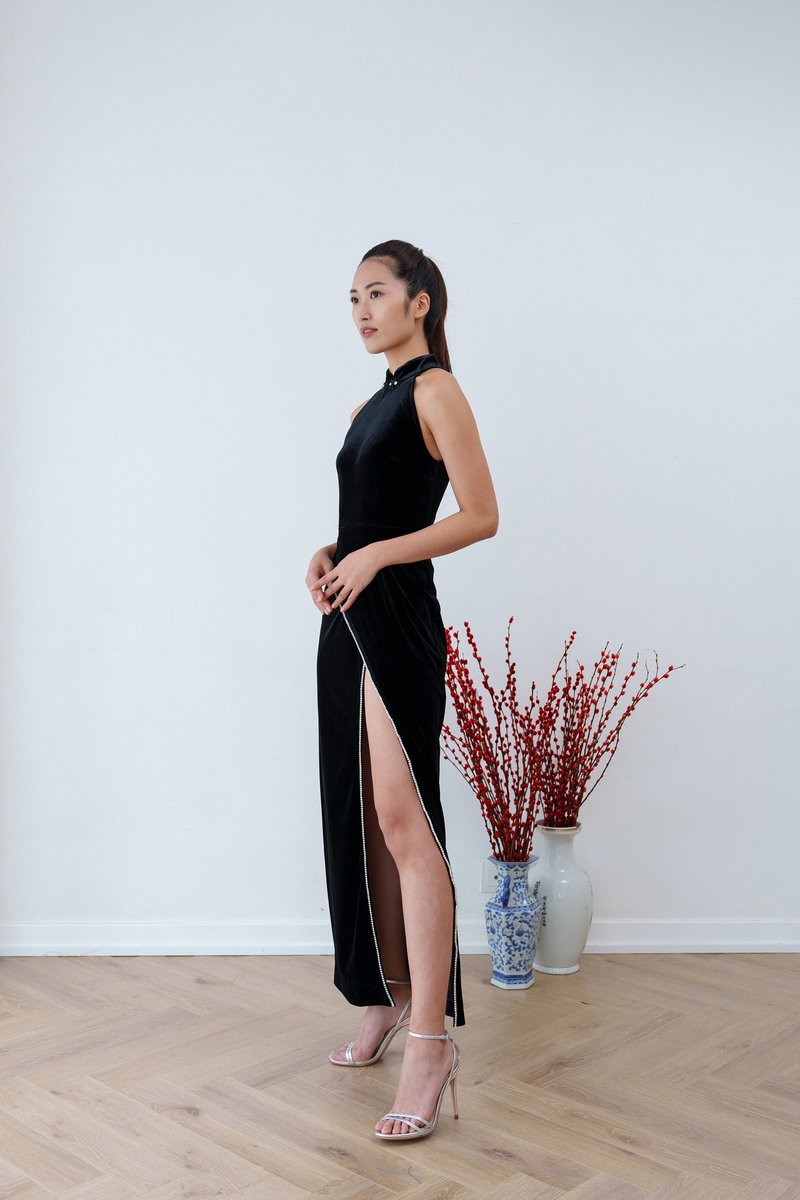 Black Swan Halter High Slit Velvet Qipao | Cocktail Dress | Party Outfit - กี่เพ้า - วัสดุอื่นๆ สีดำ