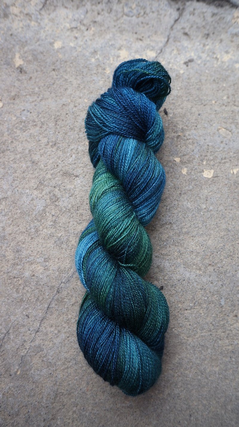 手染蕾絲線。深海藍 (80 BFL/20 Silk) - 編織/刺繡/羊毛氈/縫紉 - 羊毛 
