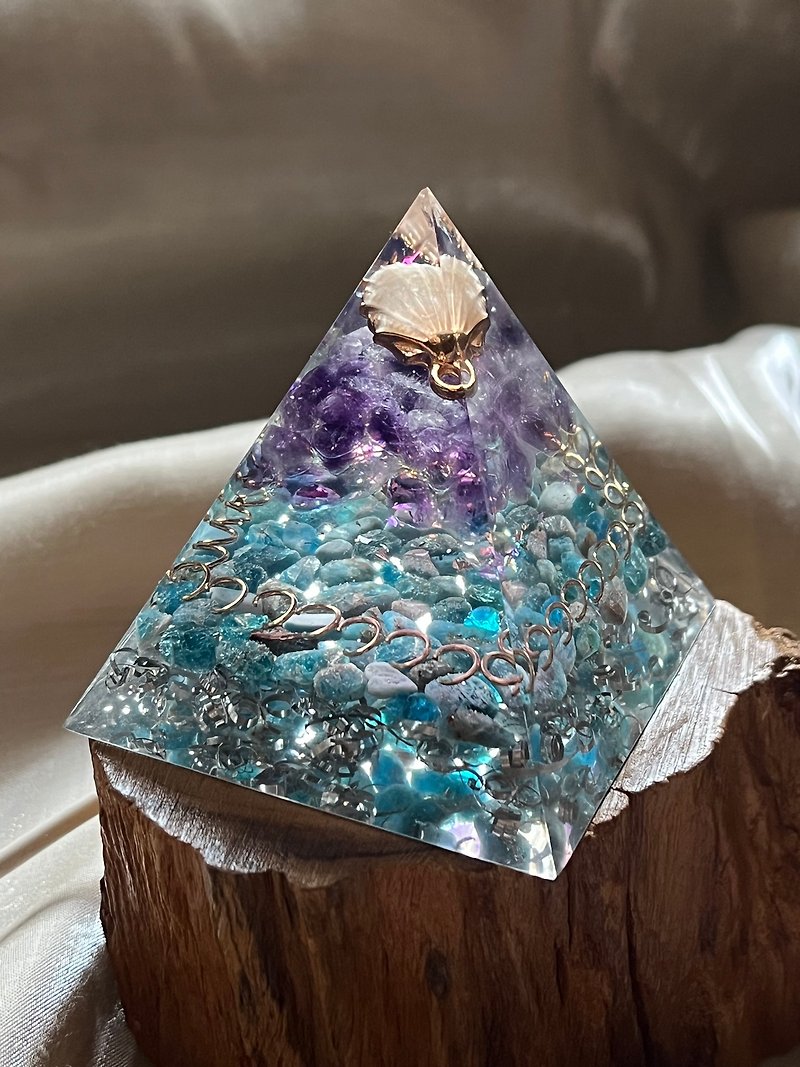 Customized [Ogon Tower 6cm-for you who are moving towards your goals] Amethyst/Blue Phosphorus-Ogon Pyramid - Items for Display - Resin Transparent