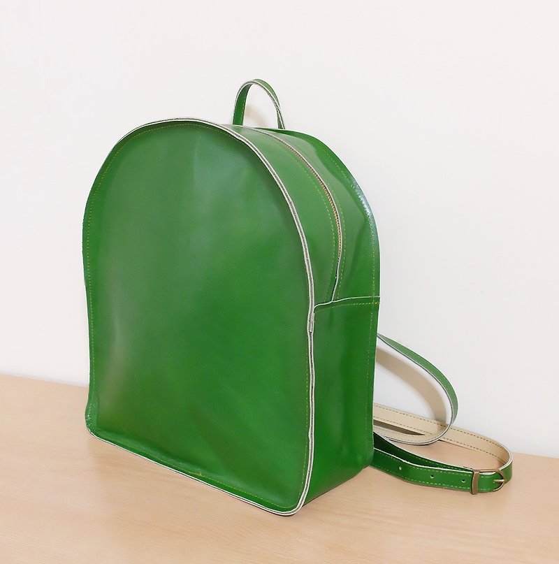 Celebrate cowhide arc simple backpack nappa leather seedling green - กระเป๋าเป้สะพายหลัง - หนังแท้ สีเขียว