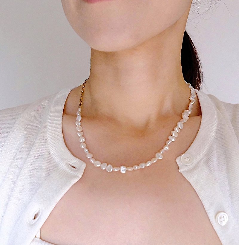 flat freshwater pearl necklace - สร้อยคอ - ไข่มุก ขาว