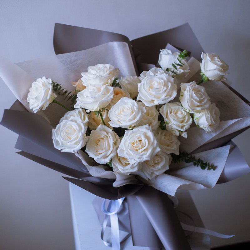 Bouquet of 23 imported white roses | Flowers | Valentine's Day | Proposal Bouquet | Customized - ช่อดอกไม้แห้ง - พืช/ดอกไม้ ขาว