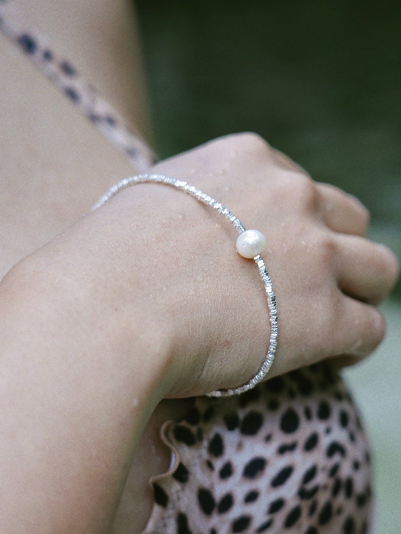 絲繞珍珠純銀手鍊 Silk Wrap Pearl Bracelet - 手鍊/手環 - 純銀 銀色