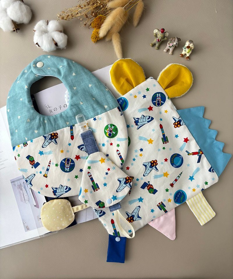 Vast Outer Space Pure Cotton Spliced ​​Bib, Pacifier Chain, Pacifier Cover, Mouth Towel, Monthly Gift - ของขวัญวันครบรอบ - ผ้าฝ้าย/ผ้าลินิน สีน้ำเงิน
