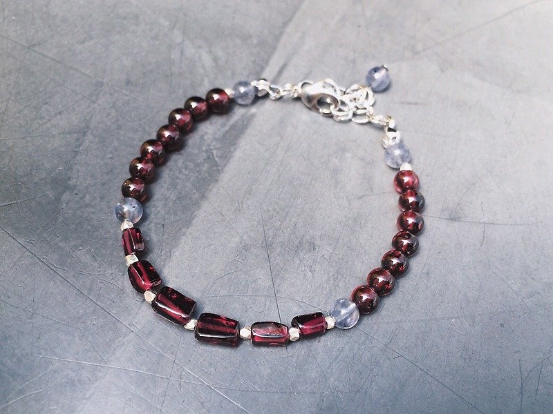 [Ofelia.] Natural Stone Series - Silver Bracelet cordierite natural red garnet x [J83-Simone] Crystal / natural stone - สร้อยข้อมือ - เครื่องเพชรพลอย สีแดง
