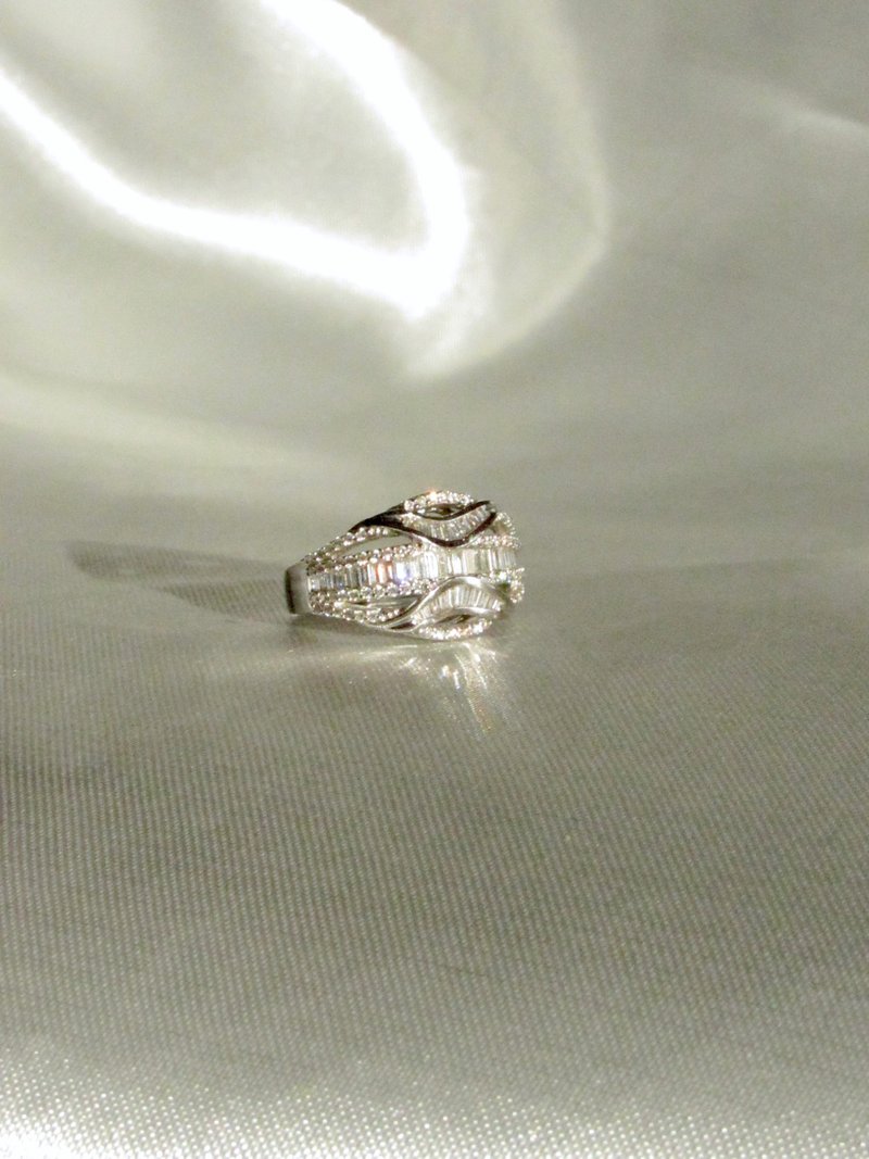 18K White Gold Natural Baguette & Round Diamond Rococo Crossover Ring - แหวนทั่วไป - เพชร สีใส