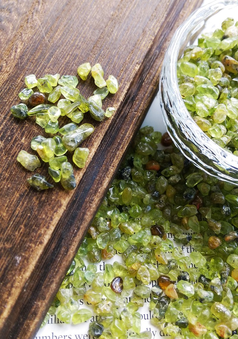 Olivine 天然橄欖石碎石 淨化專用小碎石  一份 100g 售 70 元 - 擺飾/家飾品 - 其他材質 
