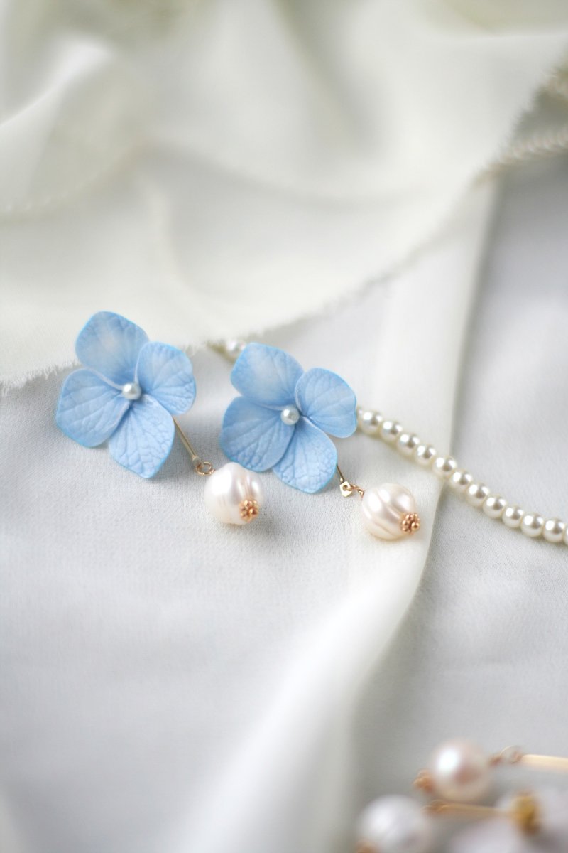 Hydrangea earrings, Blue Flower earrings, Floral stud earrings, Pearl earrings - 耳環/耳夾/耳骨夾 - 黏土 多色