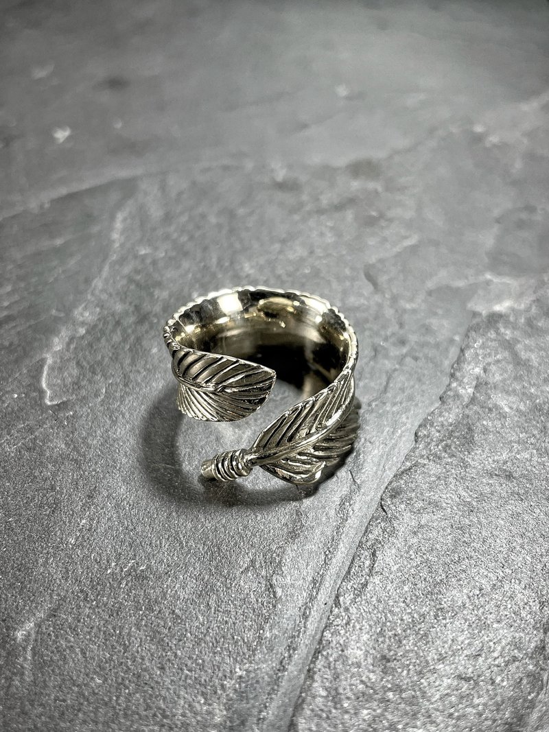 Minimal Feather Ring in White Bronze. - 戒指 - 其他金屬 
