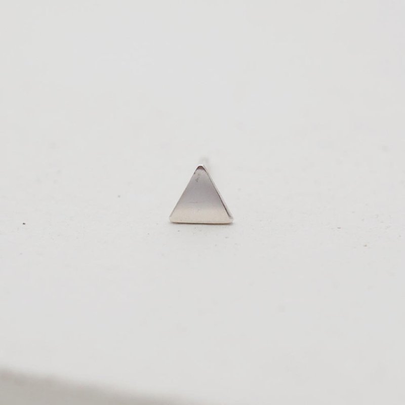 Simple design triangular sterling silver earrings (single in) - ต่างหู - เงินแท้ สีเงิน