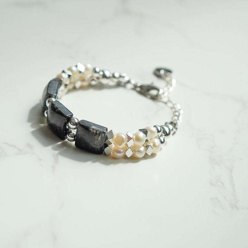 Black Rutilated Quartz freshwater pearl 14KGF bracelet - สร้อยข้อมือ - คริสตัล 