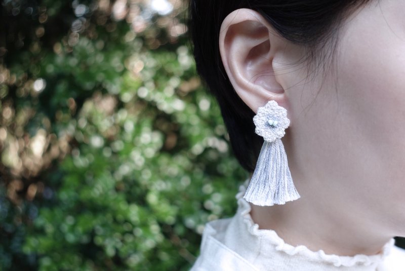 Mint Heart Floral Tassel・Hand Embroidered Earrings - Earrings & Clip-ons - Cotton & Hemp White