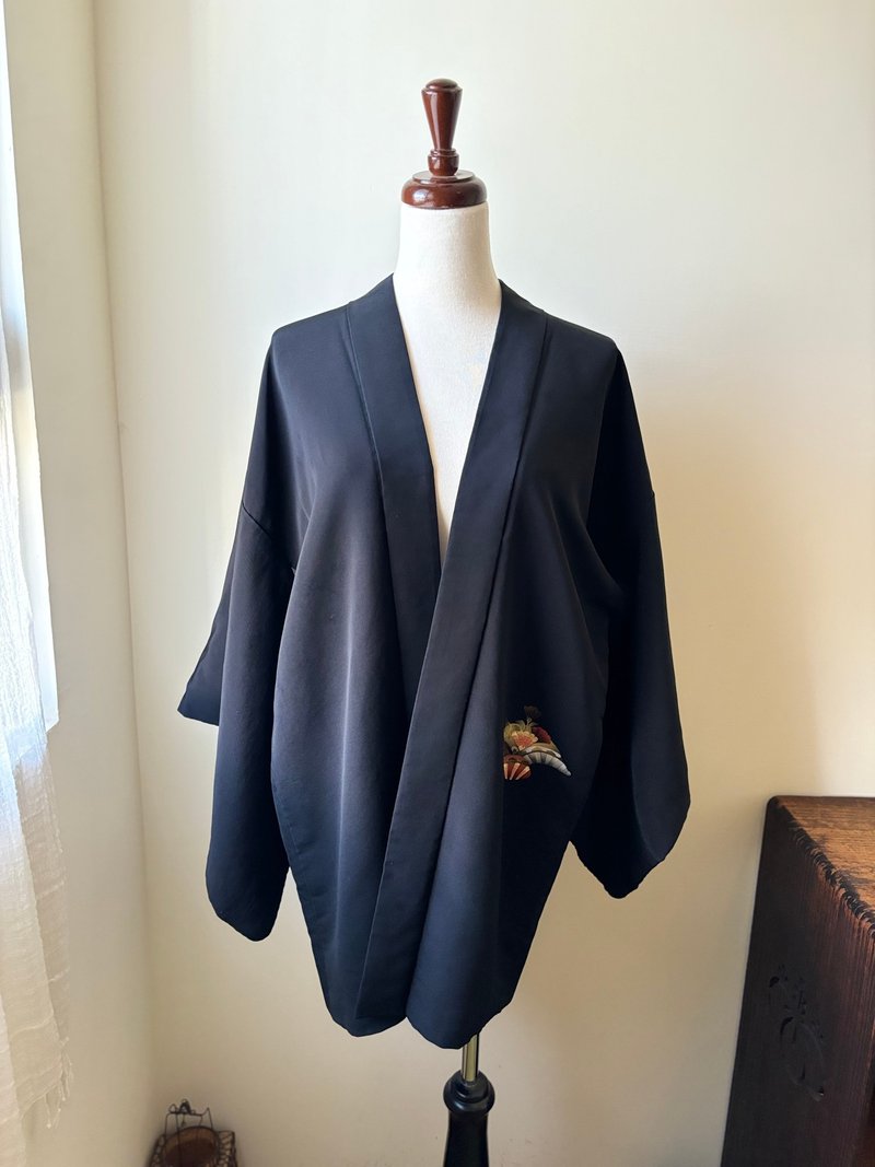 立體扇形刺繡家紋古著羽織 - 女大衣/外套 - 絲．絹 黑色