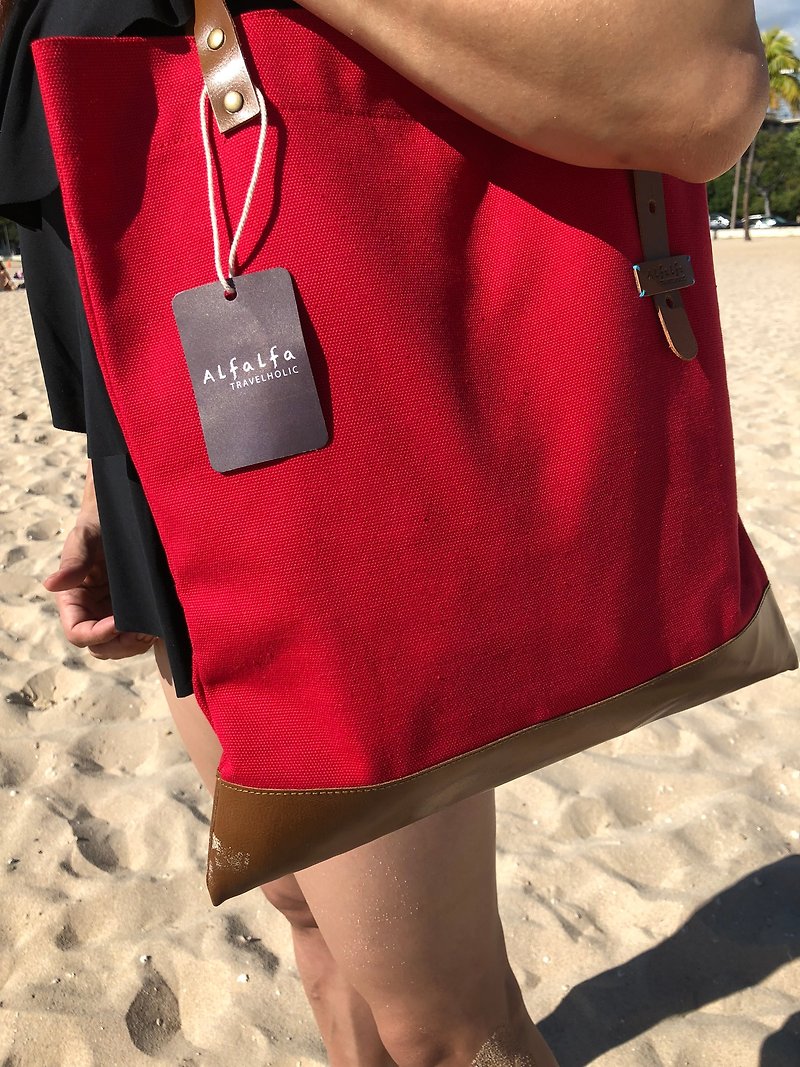 Travelholic Tote Bag- Red - กระเป๋าแมสเซนเจอร์ - ผ้าฝ้าย/ผ้าลินิน สีแดง