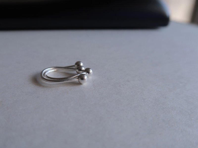 925 sterling silver lucky horseshoe U-shaped round bead lock bead earrings - ต่างหู - เงินแท้ สีน้ำเงิน