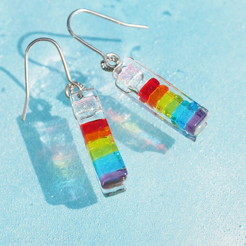 【Rainbow】光る虹色ガラス(レインボー)ピアス/イヤリング【金具選べます】【受注制作】 - 耳環/耳夾/耳骨夾 - 玻璃 多色