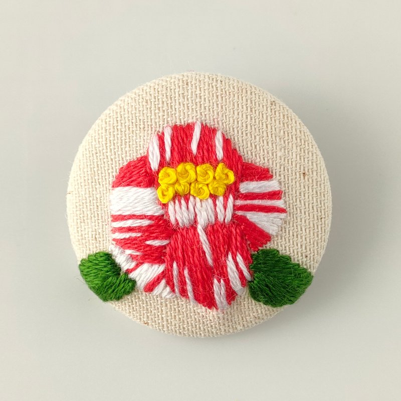 Red and white camellia mini embroidered brooch - เข็มกลัด - ผ้าฝ้าย/ผ้าลินิน สีแดง