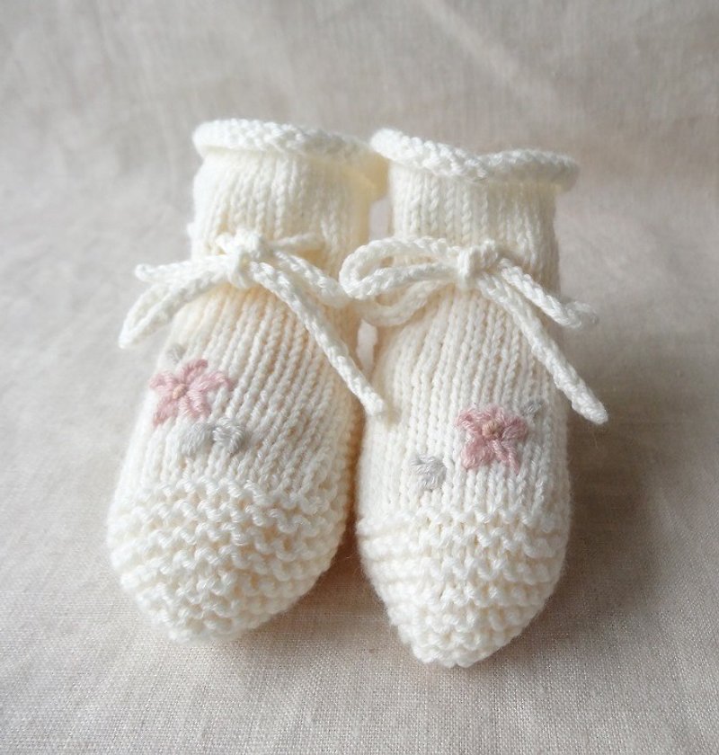 Woolcotton baby booties with petit flower embroidery - Baby Gift Sets - Other Materials White