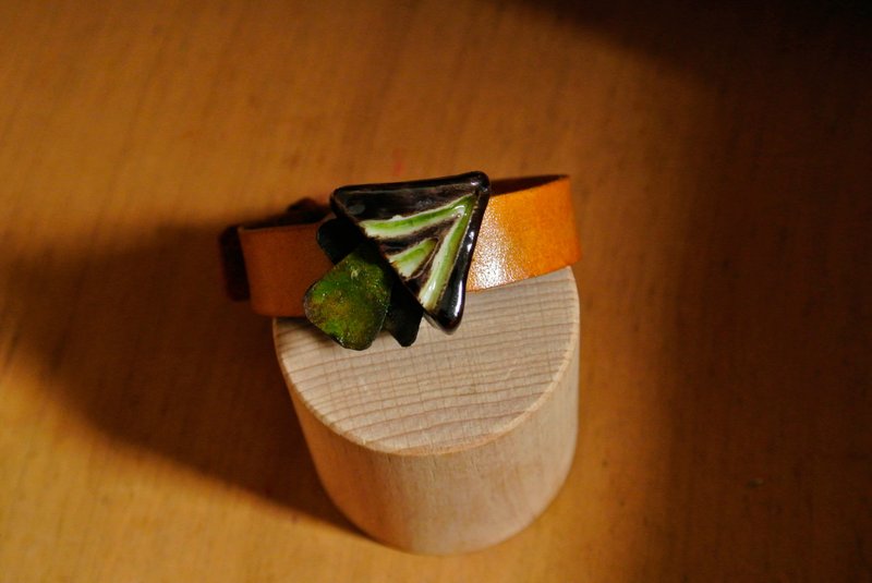 手環  牛皮革  日本白瓷 自然釉色無限看不膩 1350高溫燒 - 手鍊/手環 - 瓷 