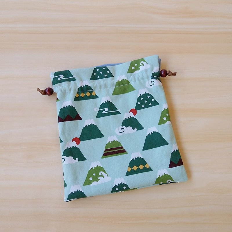 富士山(綠底)束口袋 收納袋 化妝包 - 化妝袋/收納袋 - 棉．麻 綠色