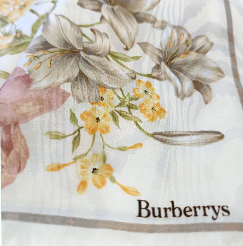Burberry Vintage Scarf Floral Lily 22.5 x 22.5 inches. - 手帕 - 棉．麻 卡其色
