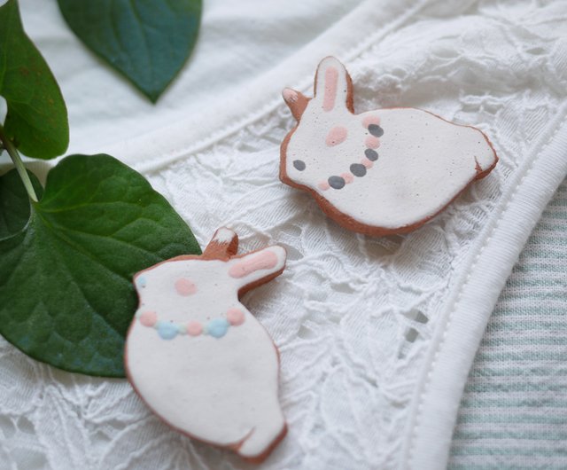 アイシングクッキーみたいなウサギのブローチ Rabbit Brooch Like Icing Cookies 設計館 Meijiji Pottery 胸針 Pinkoi