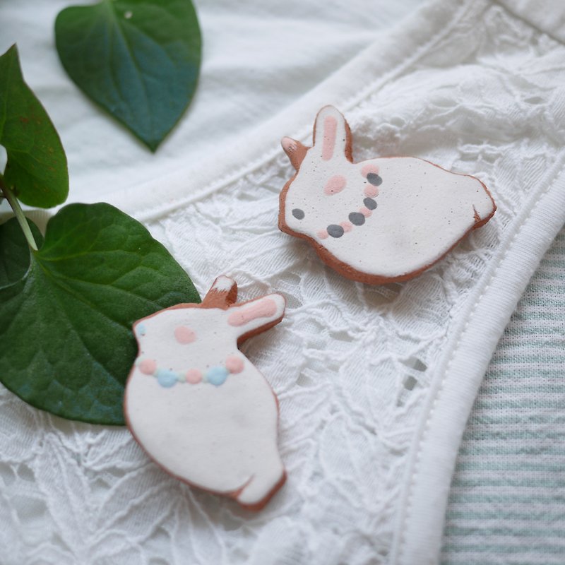 Rabbit brooch like Icing cookies - Brooches - Pottery White