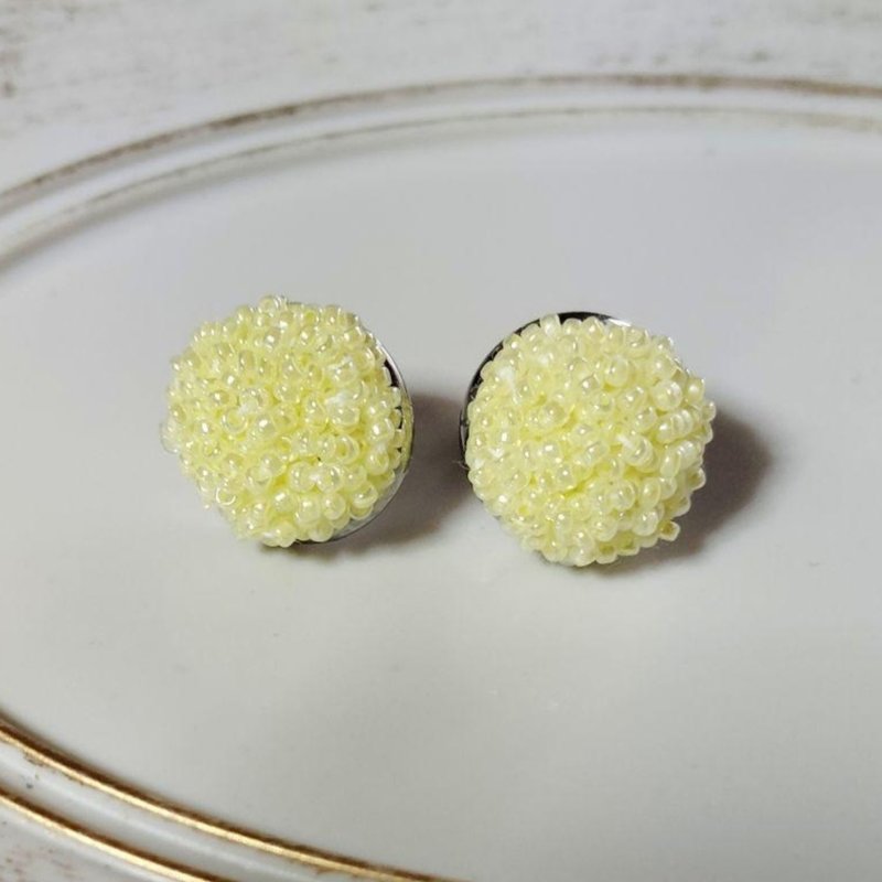 Cream yellow cute round dot earrings made of surgical stainless Stainless Steel - ต่างหู - วัสดุอื่นๆ 