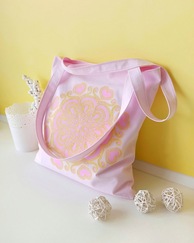 ピンクのショッパーバッグ。作家の刺繍と手描きの曼荼羅。手作り - トート・ハンドバッグ - コットン・麻 ピンク