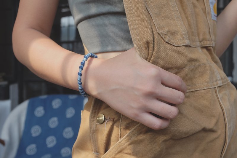 Indigo dyed wool bracelet 天然藍染手鐲 no.6/6 紮染 - 手鍊/手環 - 羊毛 藍色