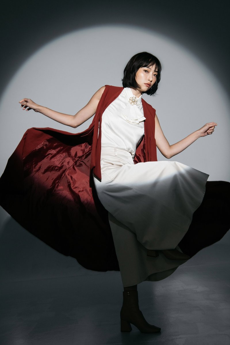 メモリープロデューサーアンブレラAラインクロップドパンツ - パンツ レディース - その他の化学繊維 ホワイト