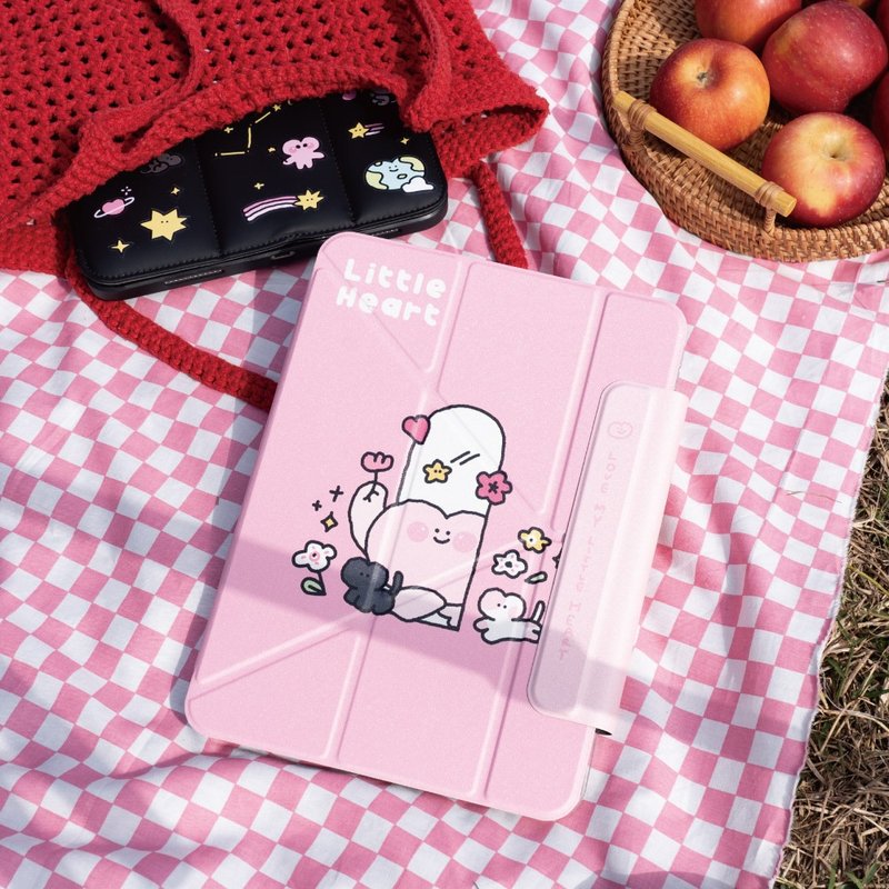 插畫家聯名【小心臟登場】多折式搭扣iPad殼 - 平板/電腦保護殼/保護貼 - 其他材質 粉紅色