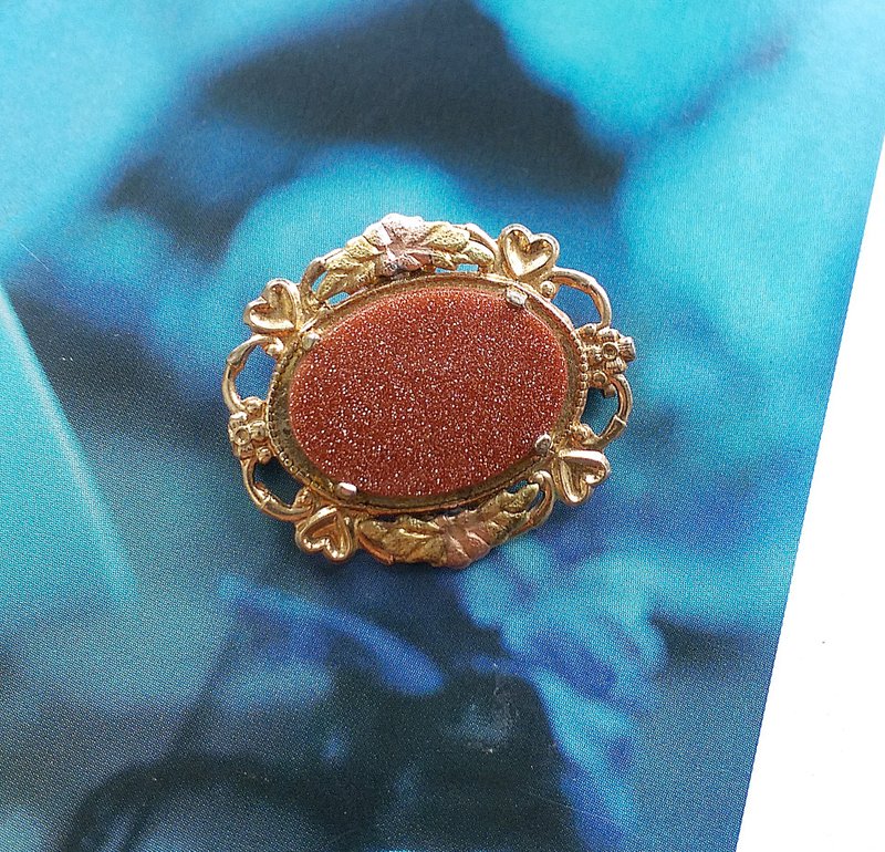 Vintage Jewelry 西洋古董飾品 小巧 雕紋框石材  別針 - 徽章/別針 - 其他金屬 金色