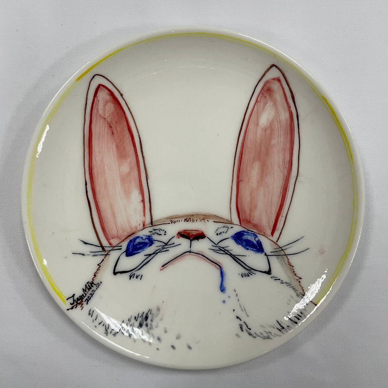 【陶佐陶 TAOZOTAO】Hand-painted (7-inch) Porcelain Plate - Rabbit staring at deliciou - จานและถาด - เครื่องลายคราม ขาว