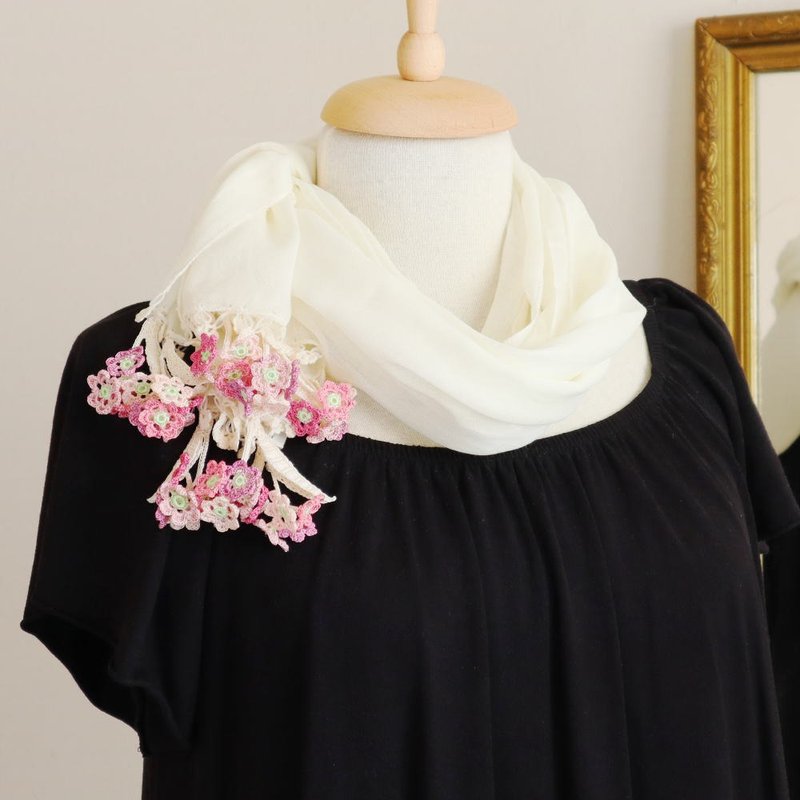 立体モチーフ 花のコットンストール【野の花】ホワイト - 絲巾 - 棉．麻 白色