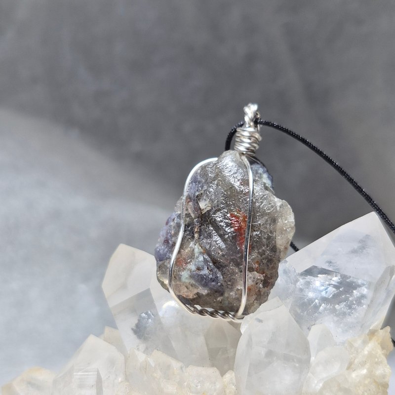 •霧裡星辰• 堇青石原礦 手工繞線吊墜 水晶礦石手作設計 - 項鍊 - 半寶石 藍色